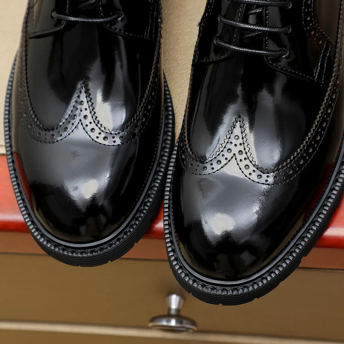 Men's shoes 💰620 💰 Louis Vuitton LV ® Autumn and Winter 🆕 models 🔛Full shoe counter First layer cowhide, 🐂leather lined casual shoes for men, super soft outsole, essential for driving. Counter synchronized original first layer cowhide completely 1:1 mold customization 🌹Top version, 2 colors available! Number: 38-45 (37.46. Customized)